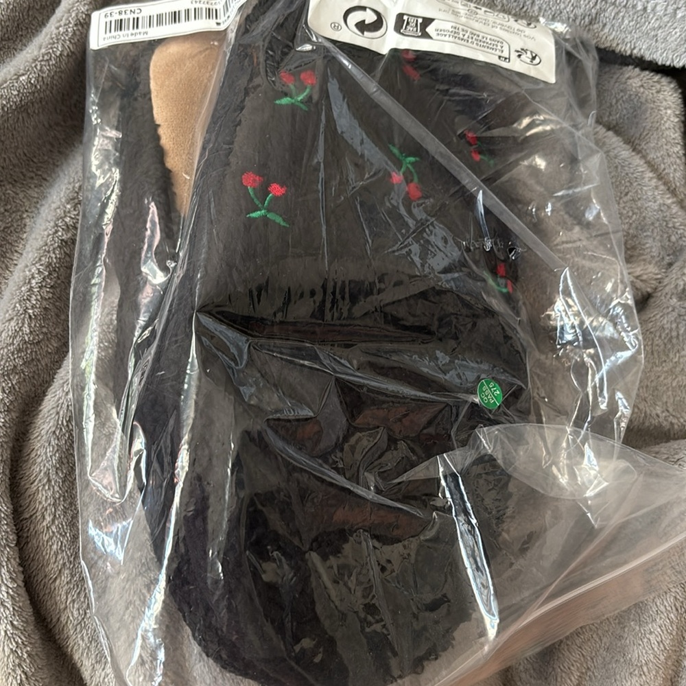 NWT SLIPPER - Picture 2 of 2